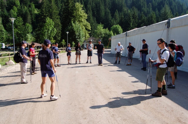 Tutti disposti in cerchio seguiamo le istruzioni di Lara per riscaldarci e per capire i movimenti di base del nordic walking.